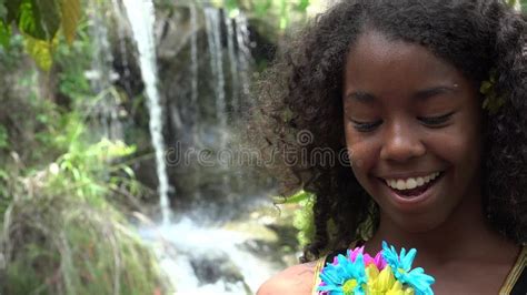 Fille De Ladolescence Africaine à La Cascade Clips Vidéos Vidéo Du Adolescente Cascades