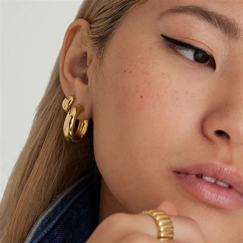 Chunky Gold Huggie Hoops Mejuri Virtual Fashion Chunky Styling