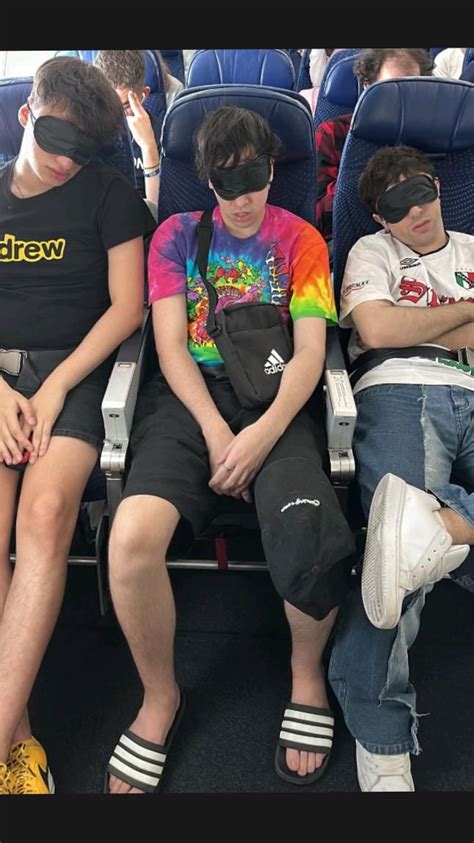 Carrera Spreen Y Agus Bob Durmiendo En El Aeropuerto Celebridades