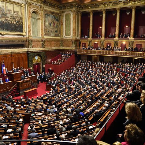 Emmanuel Macron Envisage De Réunir Le Parlement à Versailles