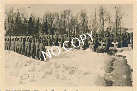 FOTO WK II Wehrmacht Soldaten Trauerfeier Beerdigung Kameraden Sarg J1