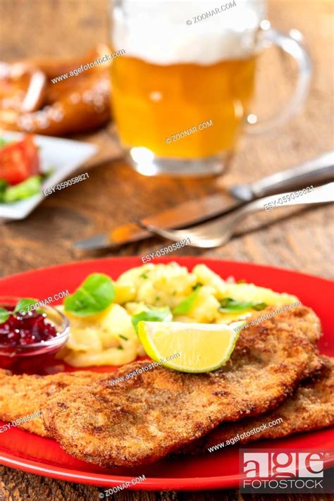 Wiener Schnitzel Mit Kartoffelsalat Auf Dem Teller Stock Photo