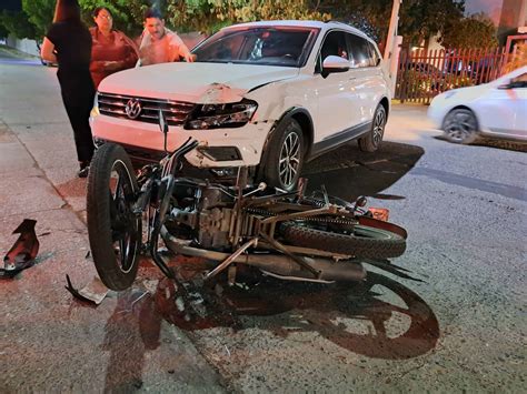 Vigilante Sufre Fracturas Tras Choque Entre Camioneta Y Motocicleta En