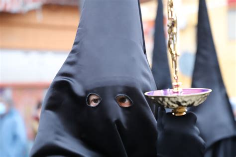 Dos Cofradías De La Semana Santa Marinera Rezan En La Orilla De La