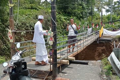 Jembatan Darurat Terpasang Jalan Putus Marga Apuan Bisa Dilalui Motor