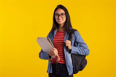 Jovem Estudante Segurando Mochila E Livros Em Foto De Est Dio Foto