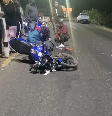 Auto Embiste A Motociclista Se Debate Entre La Vida Y La Muerte