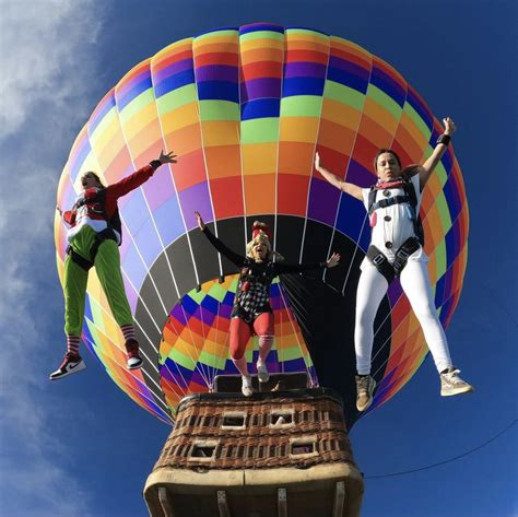 Atletas De Paraquedismo Realizam Salto De Bal O Em Clima Natalino