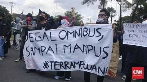 Massa Demo Omnibus Law Tumplek Blek Di Bundaran Ugm