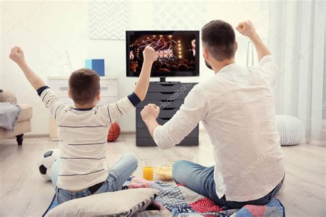 Padre e hijo viendo la televisión 2022