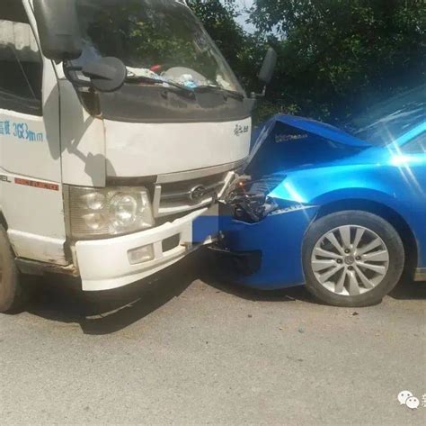 马江至北陀路段发生一交通事故，小车与货车‘亲密接触满树上苍爱的