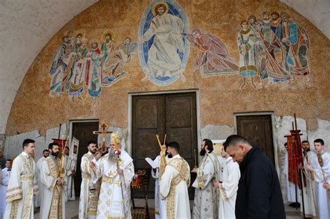 Foto Vaskr Nja Liturgija U Hramu Hristovog Vaskrsenja U Podgorici