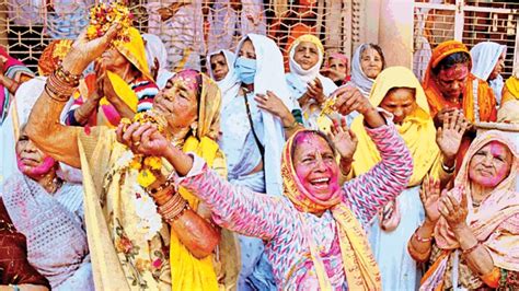 Holi 2023 विधवा माताओं में छाया रंगों का उल्लास गोपीनाथ मंदिर में जमकर उड़ा अबीर गुलाल छाए