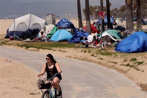 Beach apartments for the homeless? Venice residents are leery - Los ...