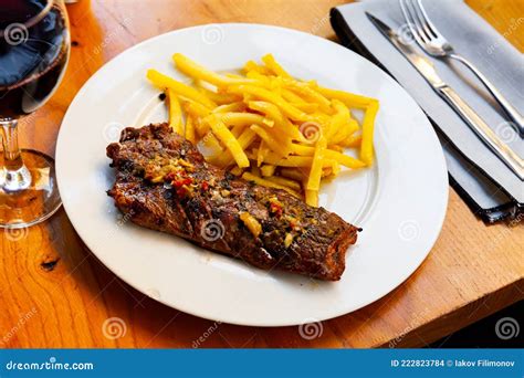 Apetitoso Entrecote De Ternera Con Patatas Al Horno Foto De Archivo