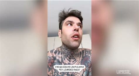 Fedez nuovi guai per il rapper Mi si è rotto un dente organizziamo