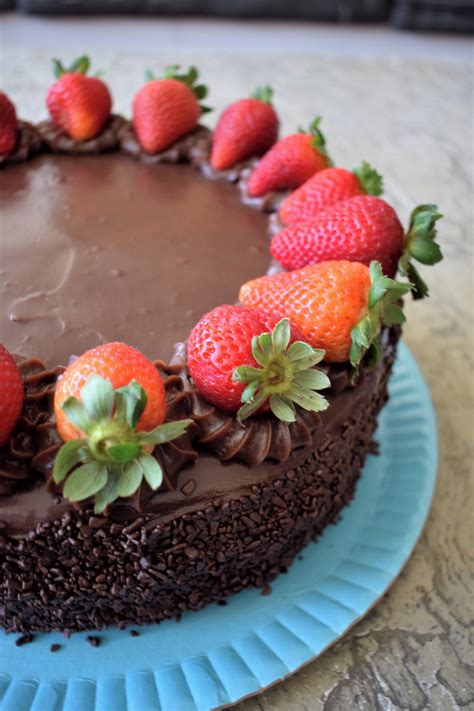 Bolo De Brigadeiro Com Morango Grande 30 A 35 Fatias Elo7