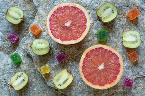 Dulces De Fruta Y Gelatina De Frutas Mitades Del Pomelo Y Kiwi Jugosos