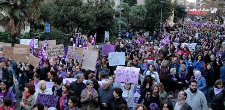 La marcha del 8M clama en València contra el rearme patriarcal