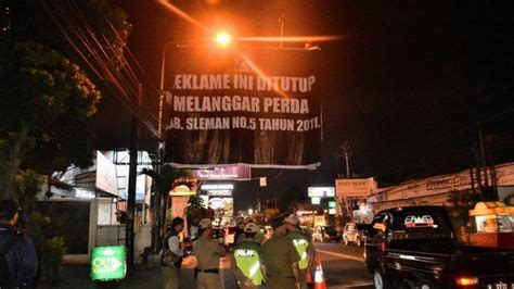 Langgar Perda Satpol Pp Sleman Tertibkan Reklame Di Jakal