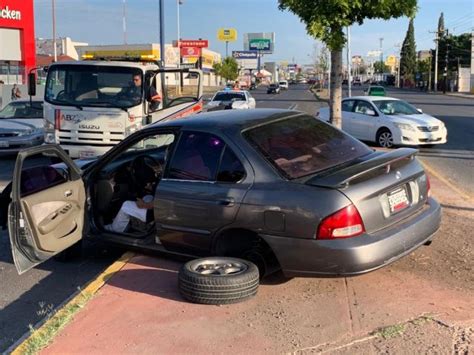 Conductora choca su vehículo y lo destroza en la avenida Tecnológico