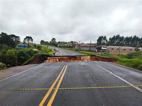 PR 151 é interditada após cratera se abrir na pista