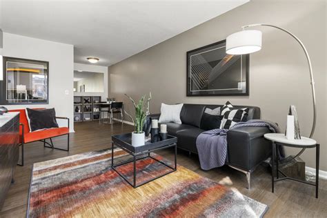 Uptown Square Apartments - Minneapolis, MN 55408