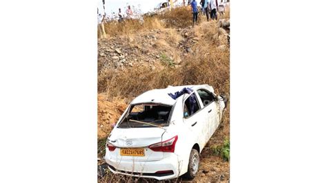 Car Falls Into Ditch 4 Injured Star Of Mysore