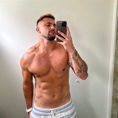 Arthur Picoli Posta Selfie Sem Camisa E Arranca Suspiros Nas Redes Gq