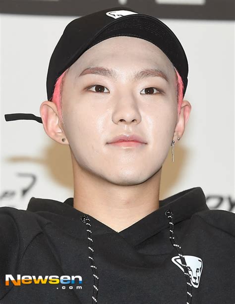 포토엔hd 세븐틴 호시 ‘클로즈업 부르는 백옥피부 손에 잡히는 뉴스 눈에 보이는 뉴스 뉴스엔