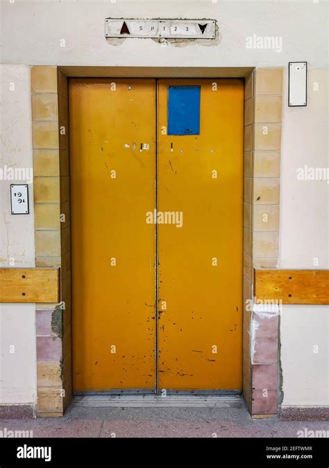 Portes d entrée de l ancien ascenseur métallique dans l ancien hôpital