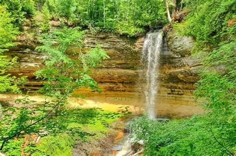 Pictured Rocks waterfalls: 5+ waterfall hikes in the UP's national ...