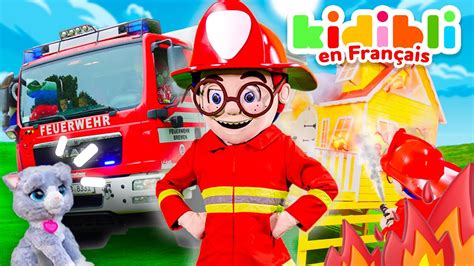 Les enfants se déguisent en pompiers Les enfants font semblant de