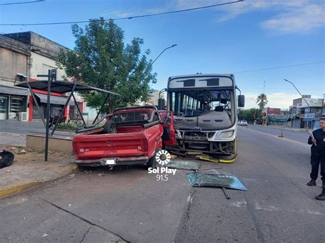 Chocaron un colectivo en pleno Aristóbulo del Valle y luego se fugaron