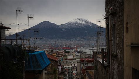 Il Suggestivo Video Del Vesuvio Imbiancato La Cima Del Vulcano Si