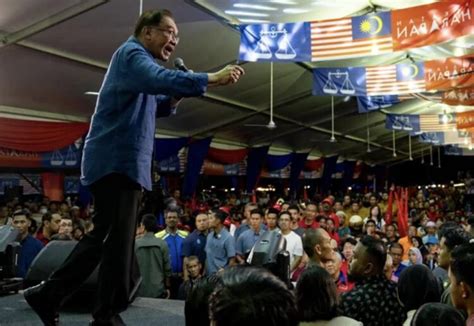 10 Hot Sexy Lisdawati Anwar Bikini Pics