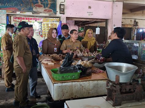 TPID Banjar Pantau Stok Dan Harga Di Pasar Kertak Hanyar Radio Suara