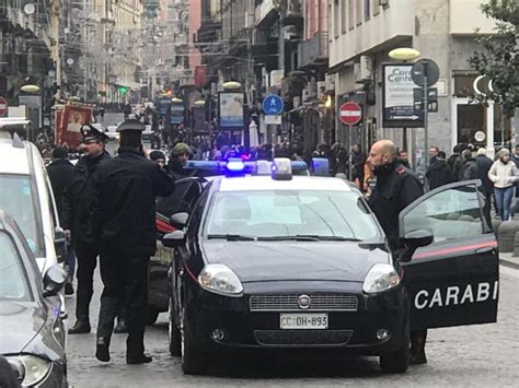 Rissa tra parenti al funerale in piazza Carità caos e svenimenti