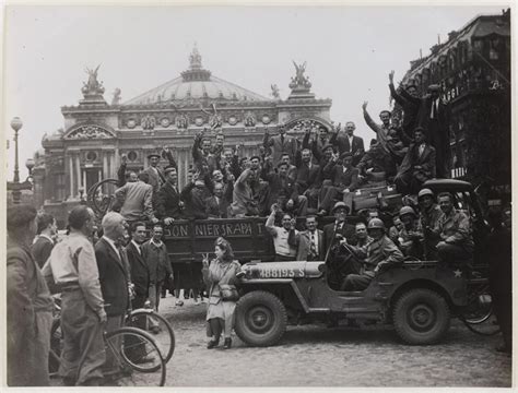 Libération De Paris 19 26 Août 1944 Prisonniers Rapatriés Après La