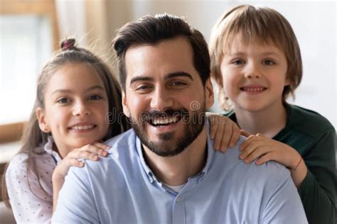 Retrato De Cabeza De Papá Feliz Y Niños Abrazando Foto de archivo