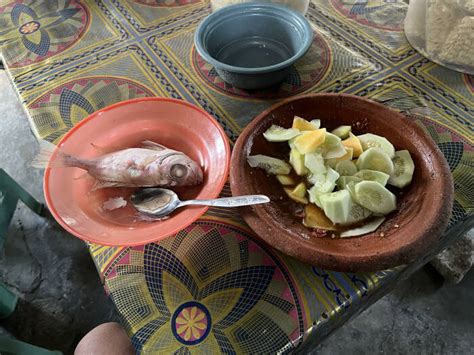 Rujak Aneh Tapi Menggoda Lidah Dicampur Mie Kremes Hingga Ikan Laut