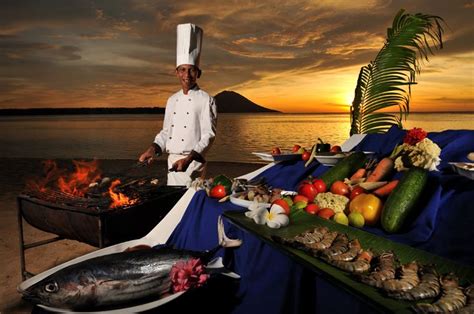 Koch Des Siladen Resorts In Indonesien Bereitet Bbq Am Strand Zu