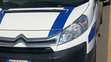 Controlli In Centro Della Polizia Locale Pattuglie In Strada Con