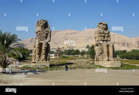 Los Colosos De Memnon Dos Enormes Estatuas De Piedra Del Fara N