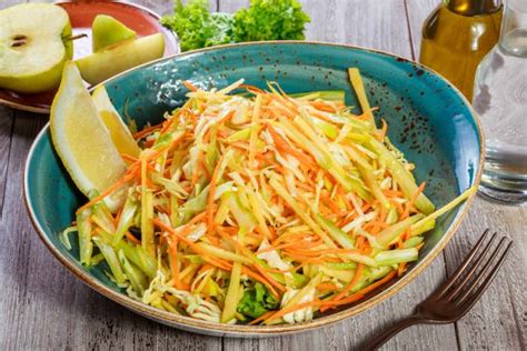 Receta de ensalada tropical con piña y aguacate muy fácil