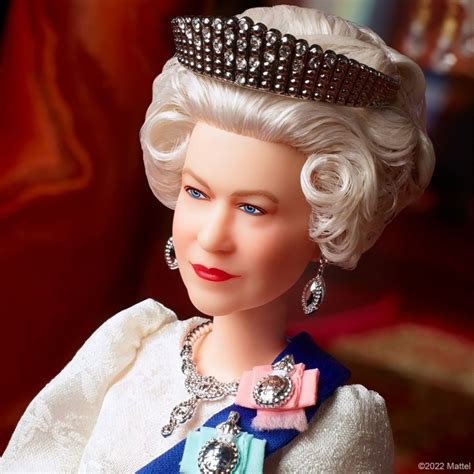 Isabel II Mattel lanza Barbie en homenaje a la Reina por sus 70 años