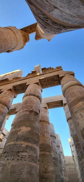 Vista panorámica de las paredes del templo de karnak con jeroglíficos y