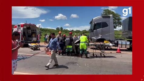 Vídeo Acidente Entre 3 Veículos Deixa Uma Pessoa Morta E Um Ferido Em