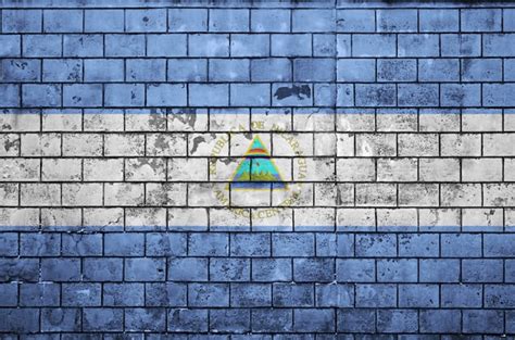 Bandeira Da Nicarágua é Pintada Em Uma Parede De Tijolos Antigos Foto Premium