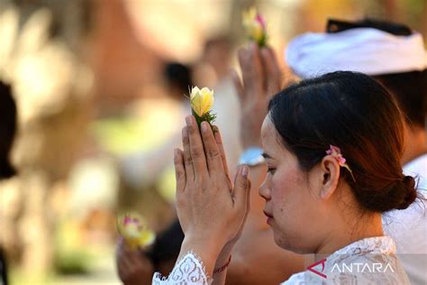 Umat Hindu Bersembahyang Peringati Hari Pagerwesi Di Bali Antara News